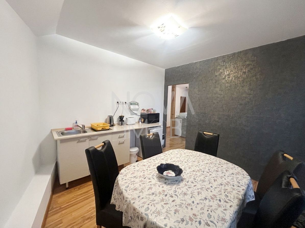 Casa de vanzare 200 mp cu spatiu comercial la parter, strada Lunga - Poză 2