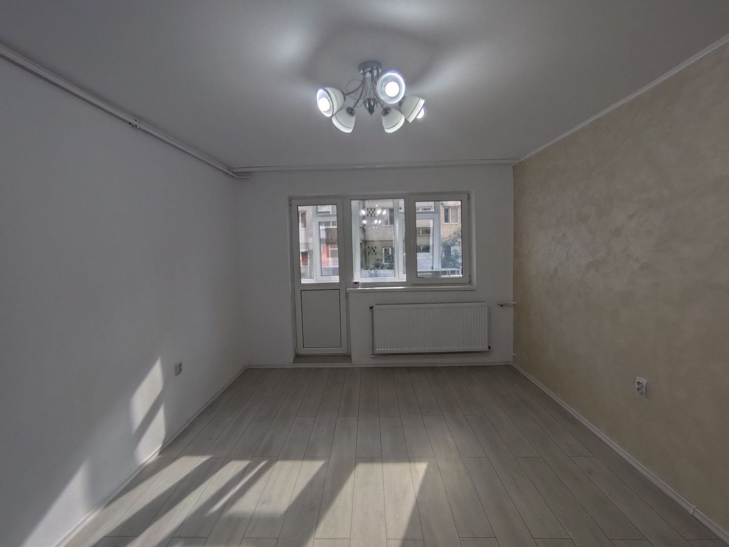 Apartament 2 camere, decomandat, renovat complet – Zona Tomis Nord - Poză 1