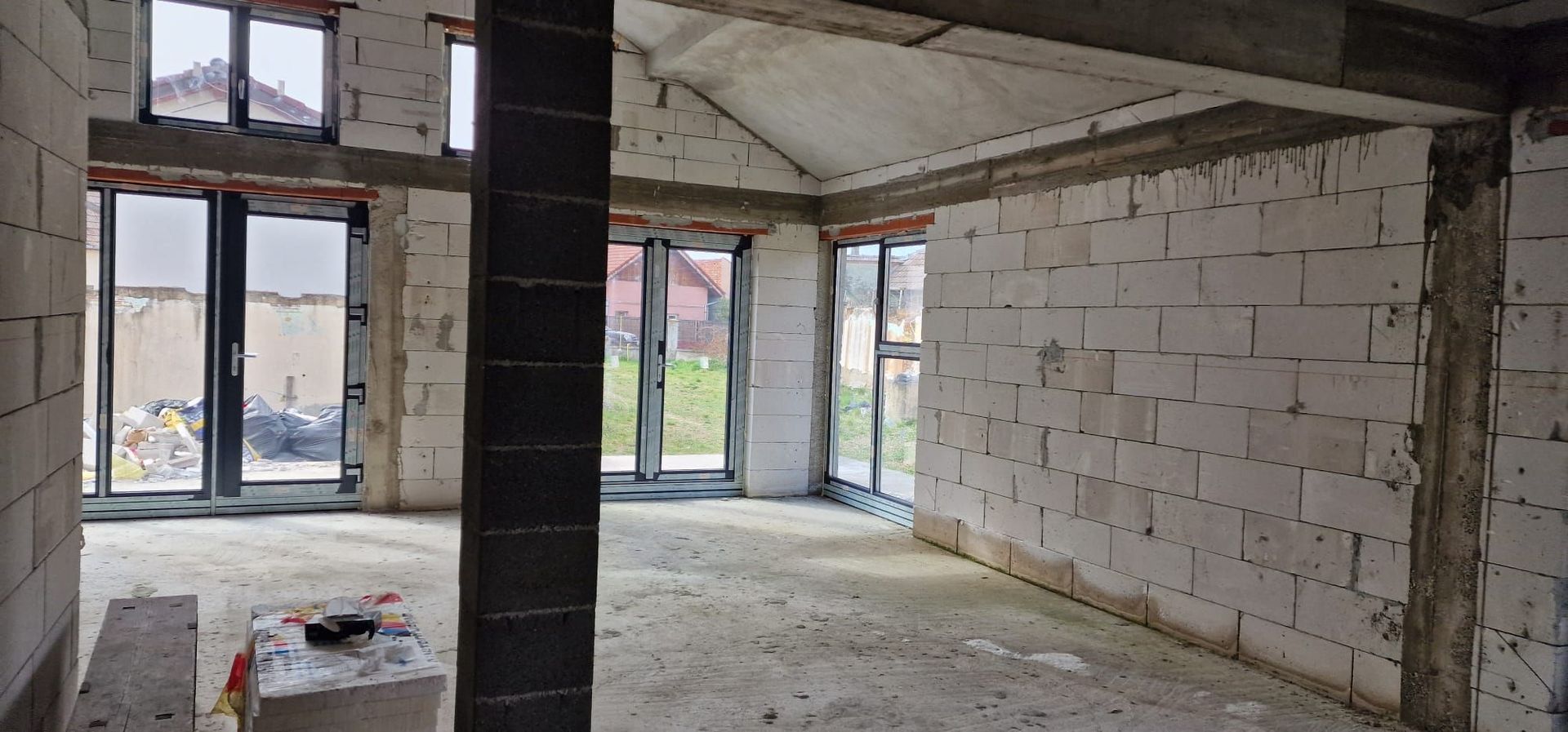 CASA  LA ROSU DE VANZARE IN OARDA, LA 170000 - Poză 3