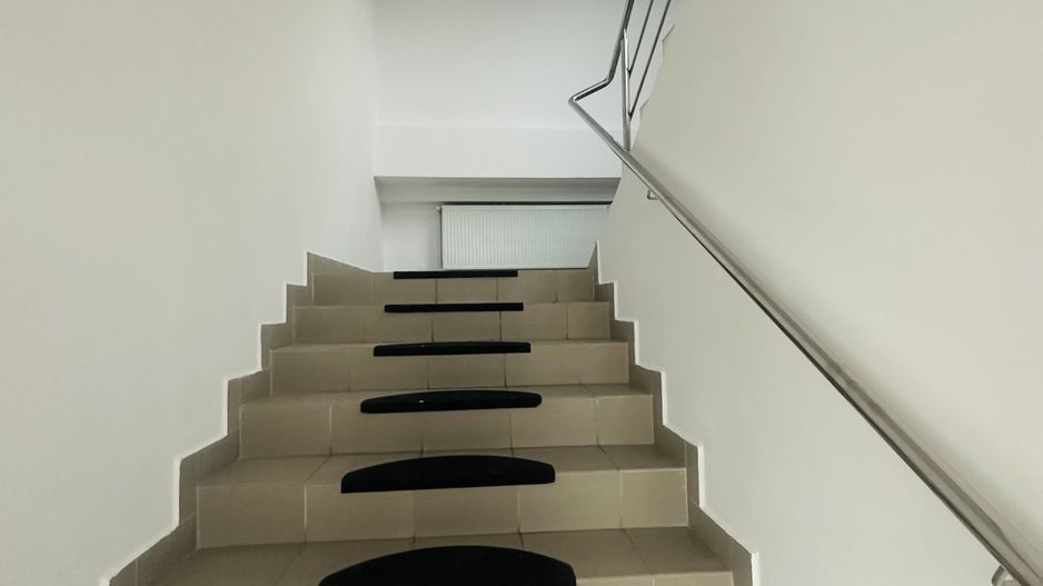 Inchiriez  cladire birouri cu suprafata de  660 mp - Poză 8