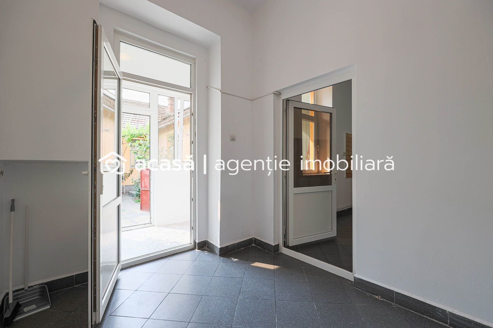Locație excelentă: Spațiu comercial  Reprezentanță sau Închiriere. - Poză 8