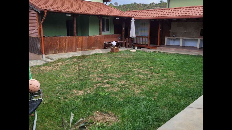 Casă Livezeni 815 mp teren, casa primitoare ,la doar 5 minute de oraș. - Poză 11
