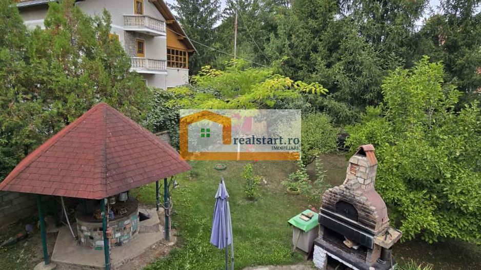 Vedere padure, panouri solare si fotovoltaice, pompa de caldura,  semineu - Poză 36