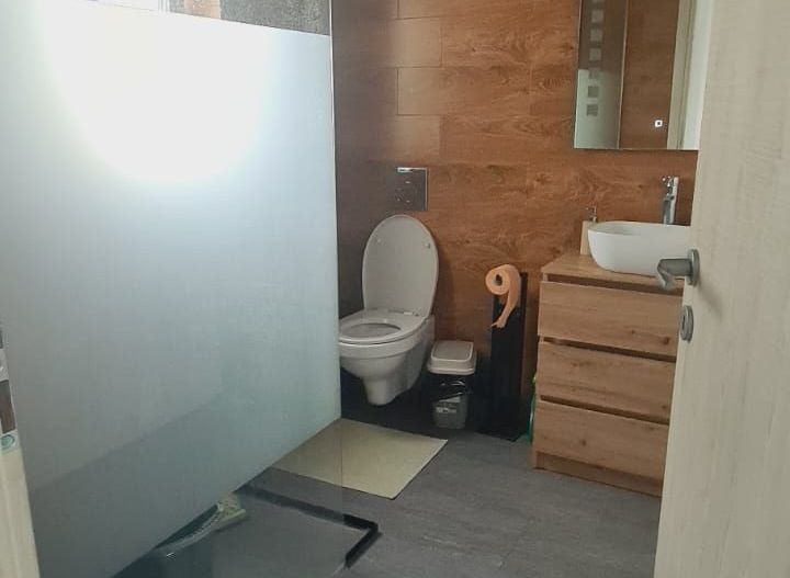 Casă superbă, modernă și complet mobilată - Poză 11