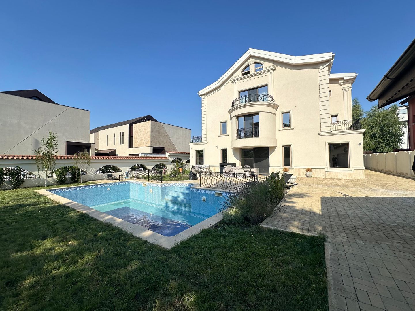 Vila Eleganta cu Piscină și Finisaje Premium în Zona Rezidentiala Iancu Nicolae - Poză 1