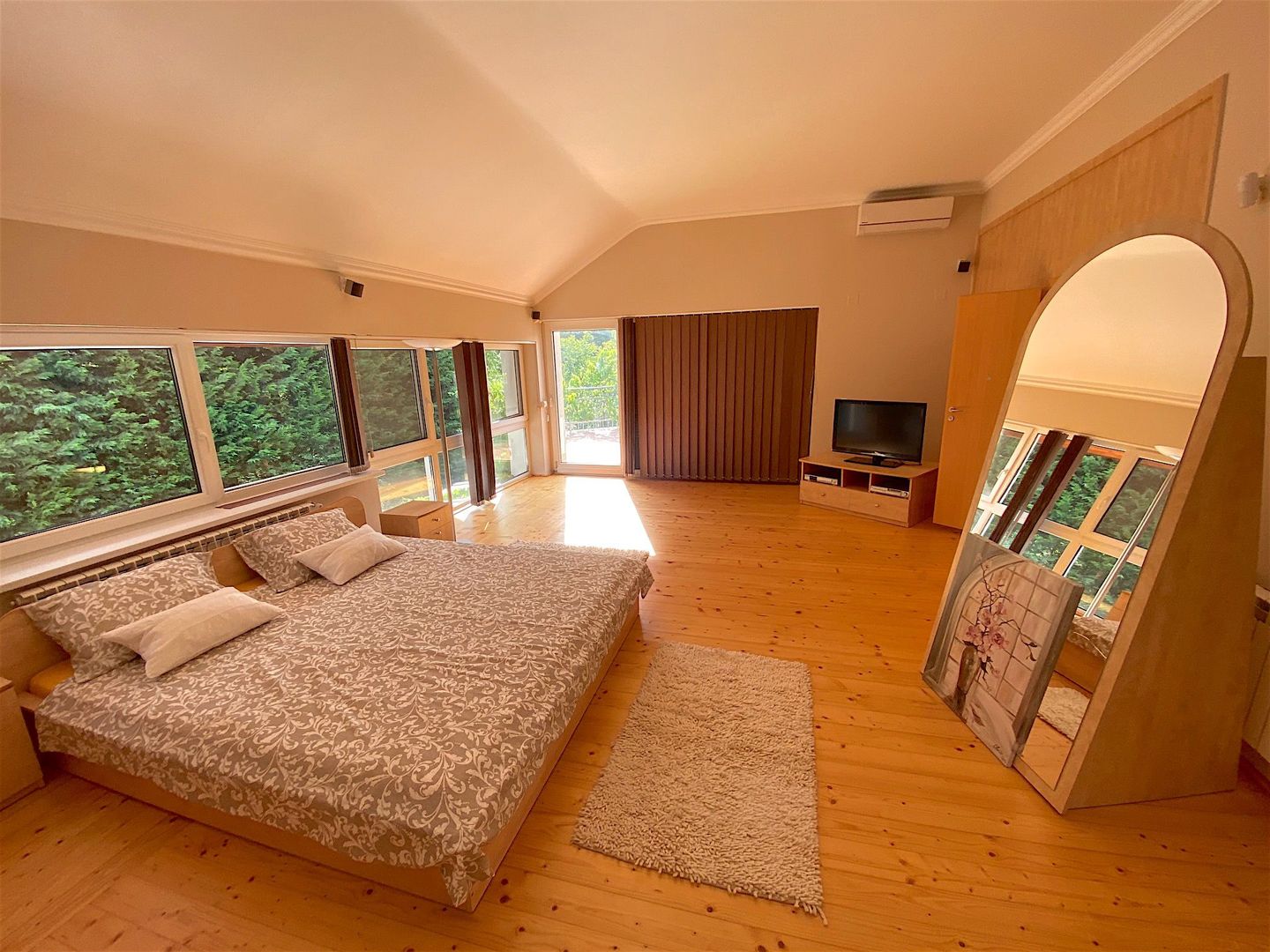 Generoasa si spatioasa - Poză 37