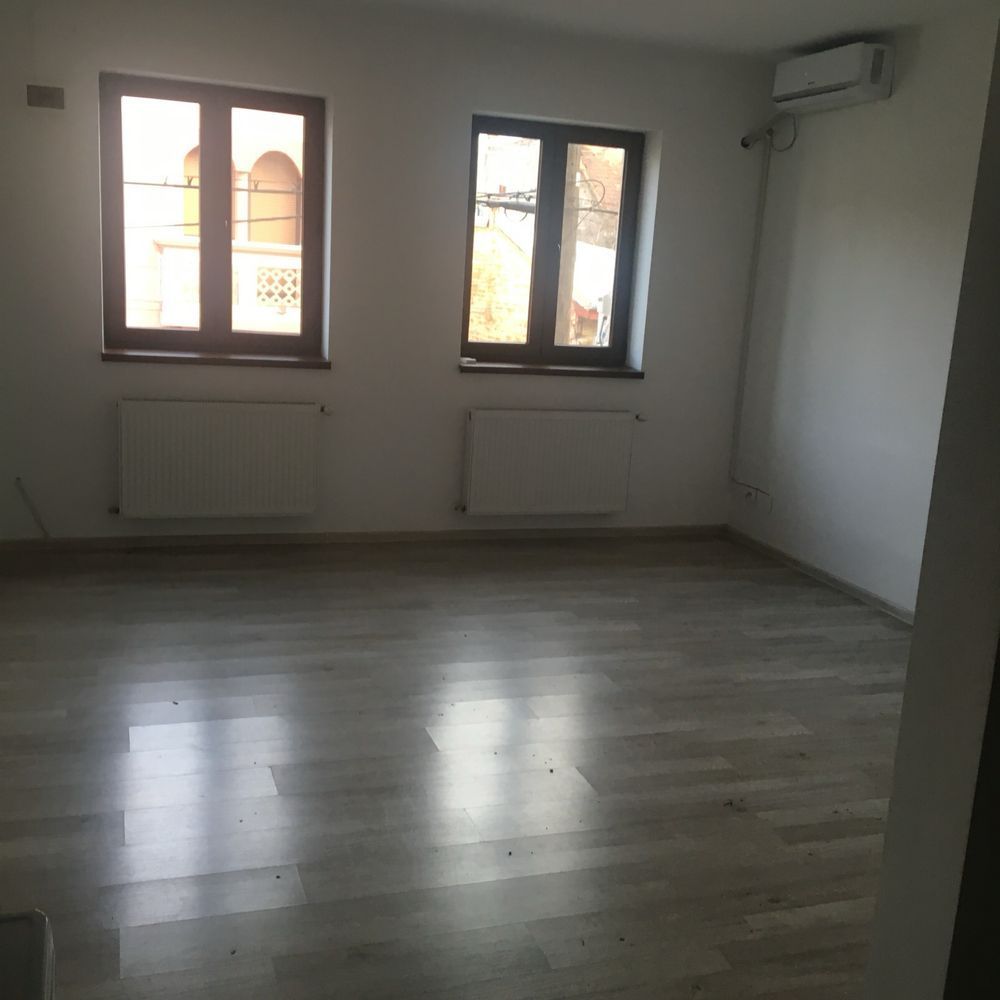 Închiriez apartament 3 camere nemobilat, Unirii, destinat birouri - Poză 1