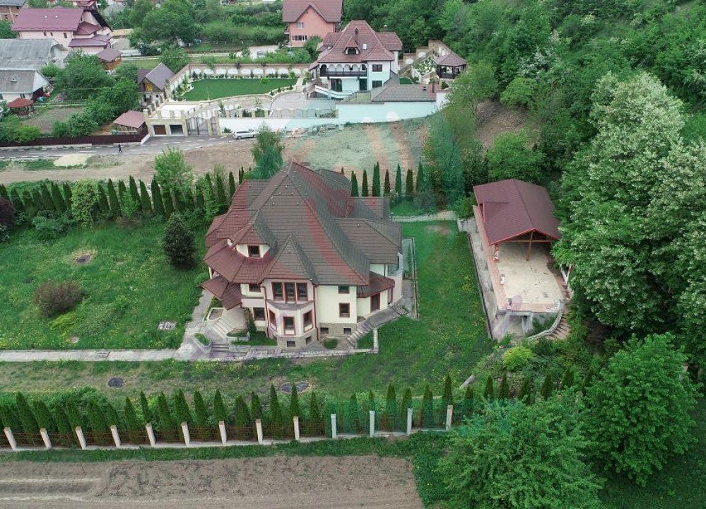 Vila spatioasa in zona exclusivista a orasului Piatra Neamt - Poză 3