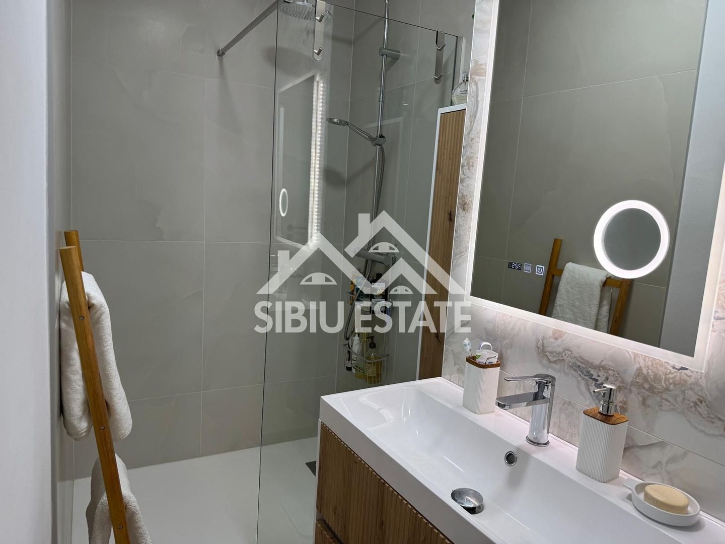 Apartament 3 camere 2 bai, pivita recent renovat-in Sibiu M.Viteazul - Poză 8