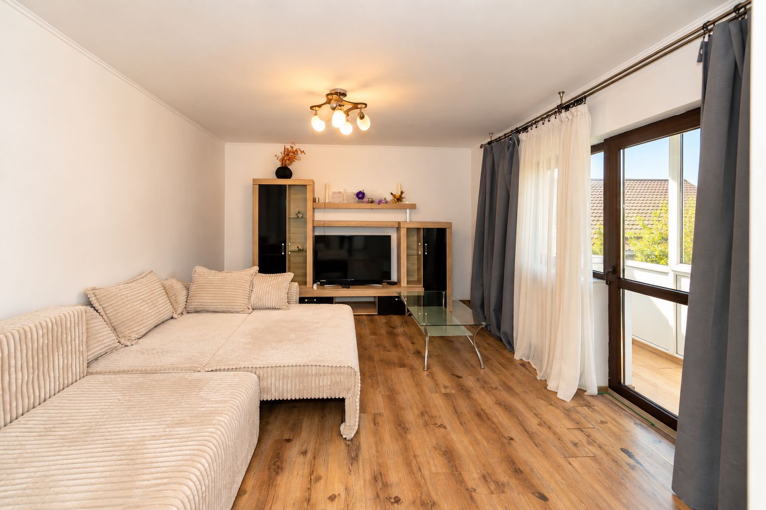 Apartament 2 camere de vanzare, 67mp mobilat, parcare, bloc cu 6 ap. - Poză 1
