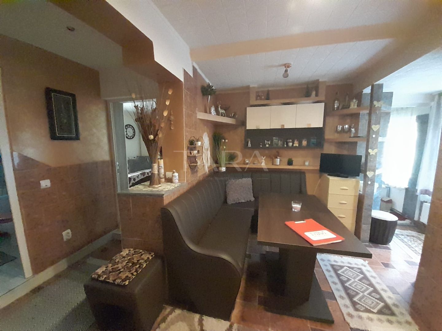 Vanzare apartament la curte comuna in zona centrala - Poză 1