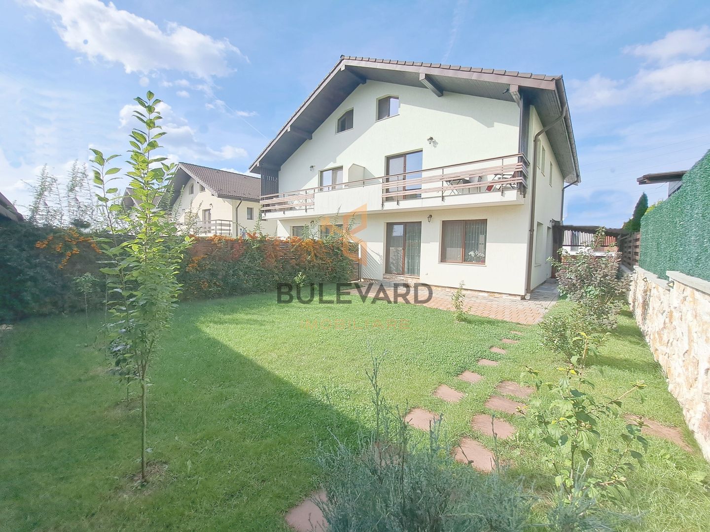 Casa tip duplex cu teren de  300 mp - Poză 1