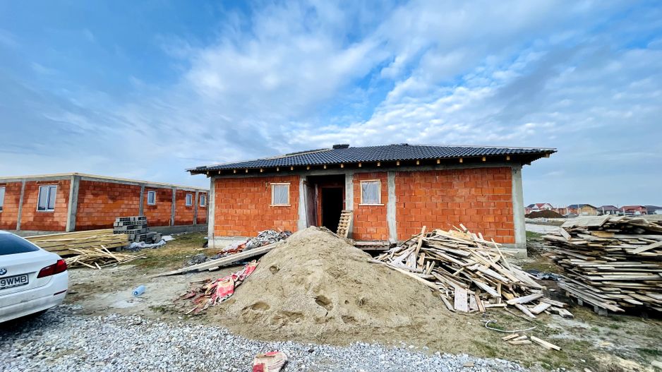Casǎ de vânzare plan Parter Semifinisatǎ Cihei - Poză 1