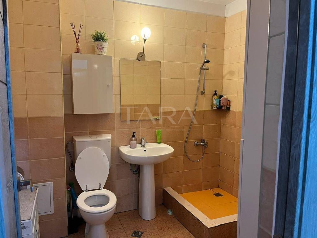 Apartament cu 2 camere, balcon și parcare inclusă, zona Florilor. - Poză 9