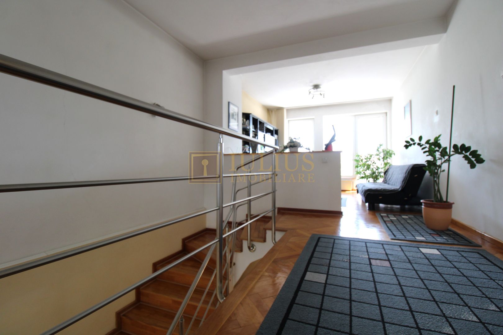 3 dormitoare, 3 bai, living spatios, 2 terase si curte. - Poză 13