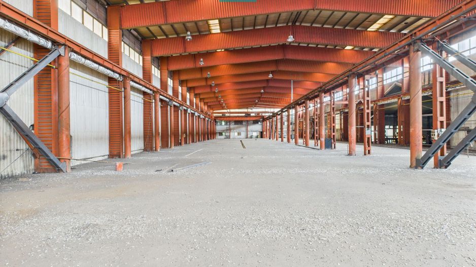 Hală industrială cu pod rulant și parcare betonată - Poză 8