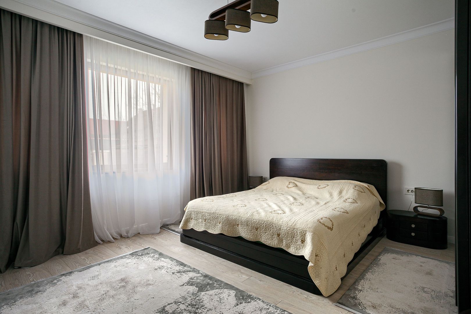 Vilă elegantă de închiriat în Subcetate - Poză 9