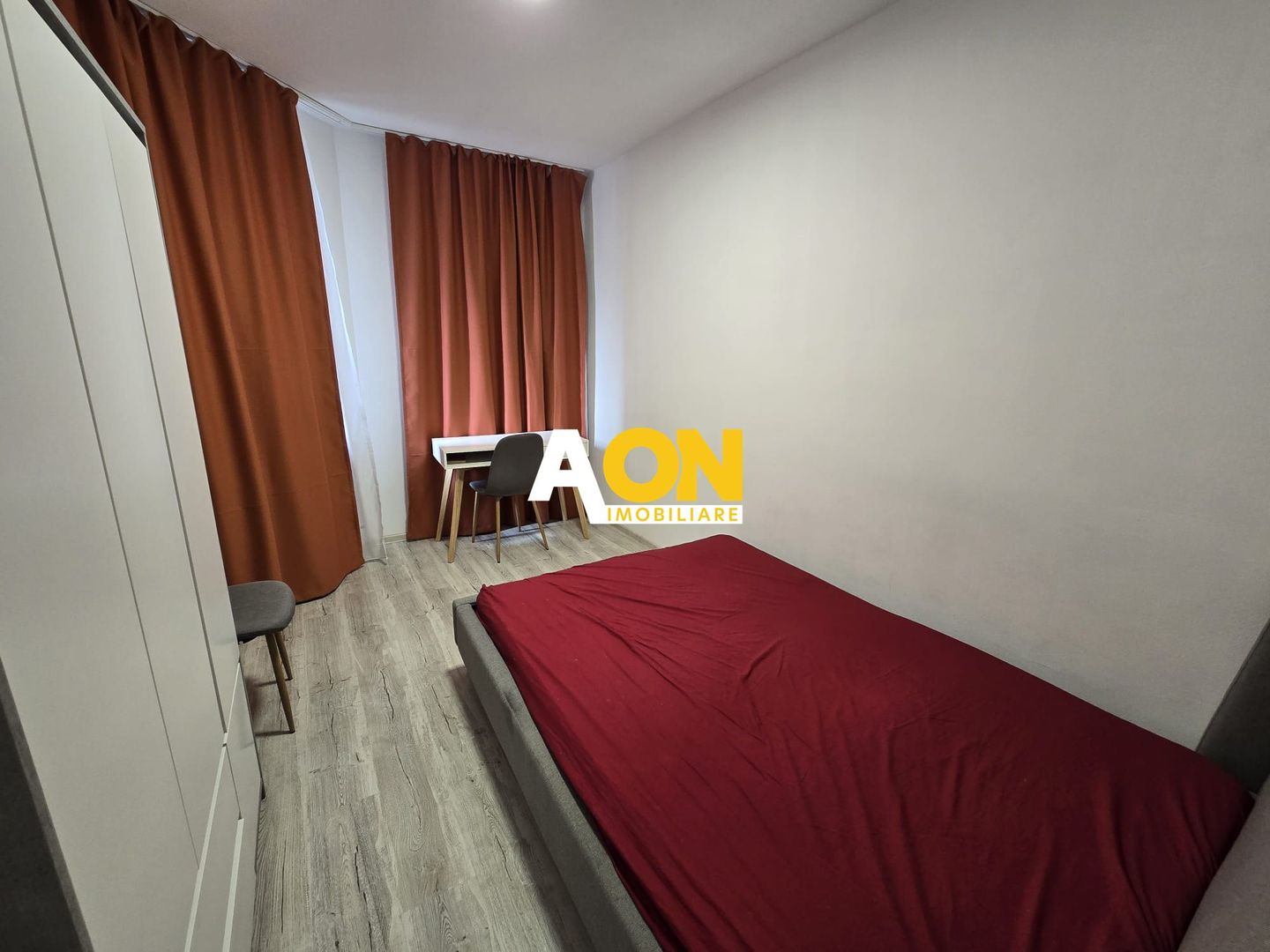 Apartament cu 1 Cameră, Etaj 1, Zona Piață - Cetate — fotografia 1