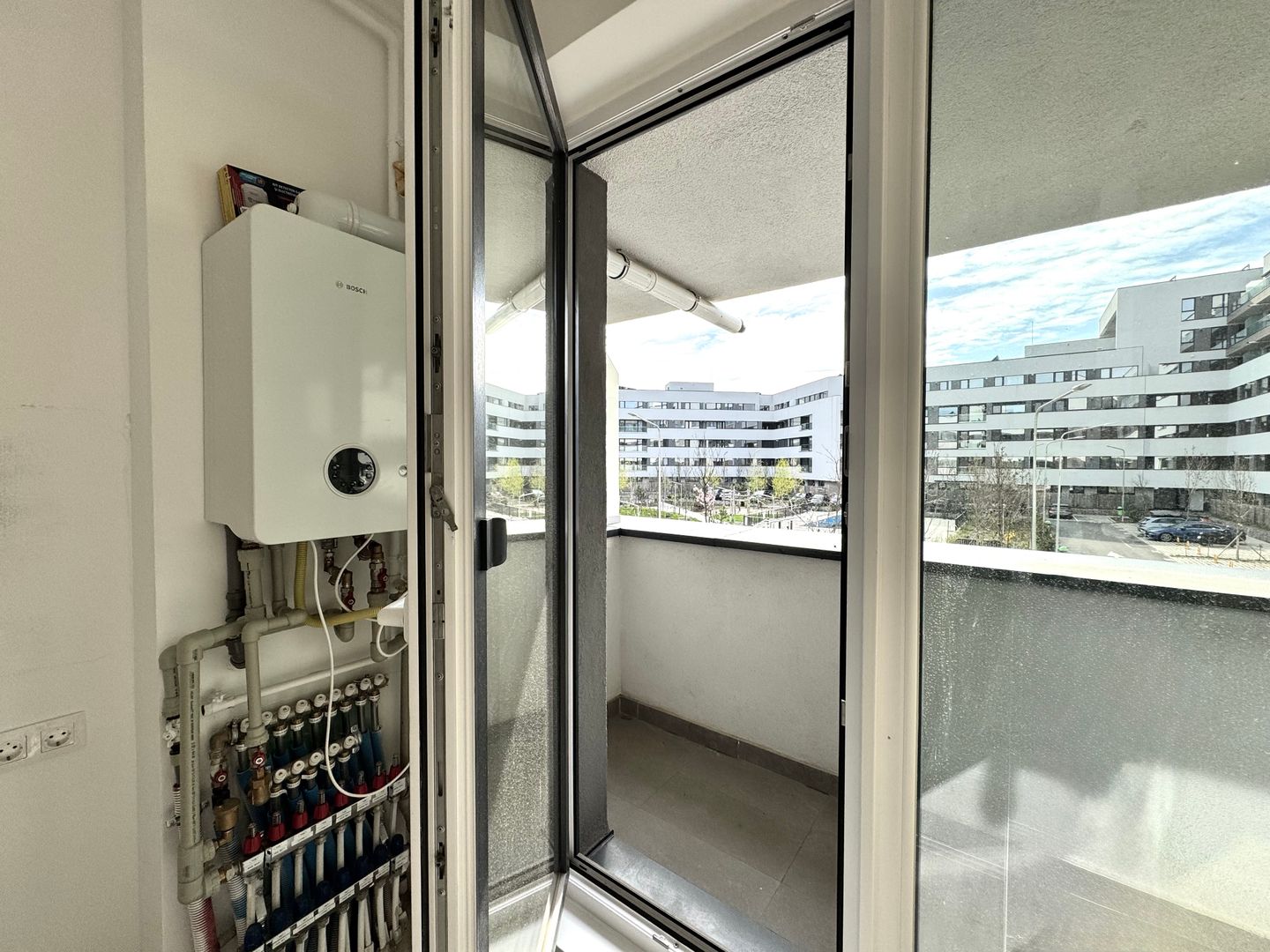 3 camere. Dormitor matrimonial cu baie en-suite. 83 mp Utili. - Poză 14