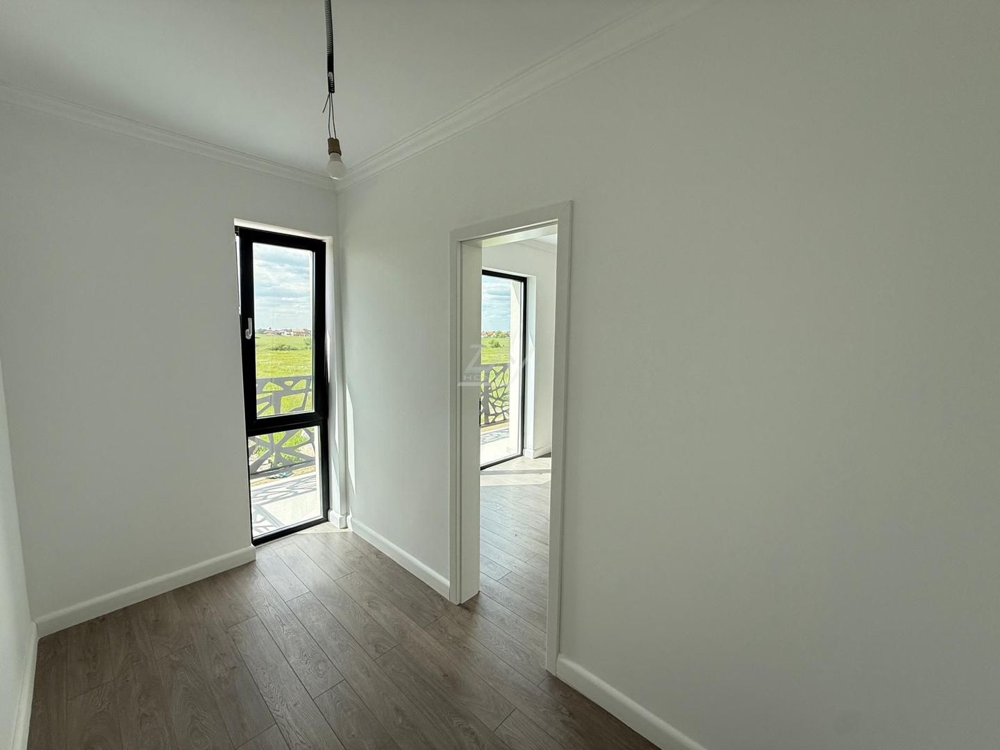 Duplex finalizat despartit prin camera tehnica. 3 dormitoare. 2 balcoane. - Poză 13