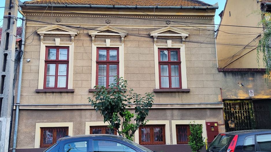 Casă cu 2 apartamente la un pas de centrul orașului! - Poză 1