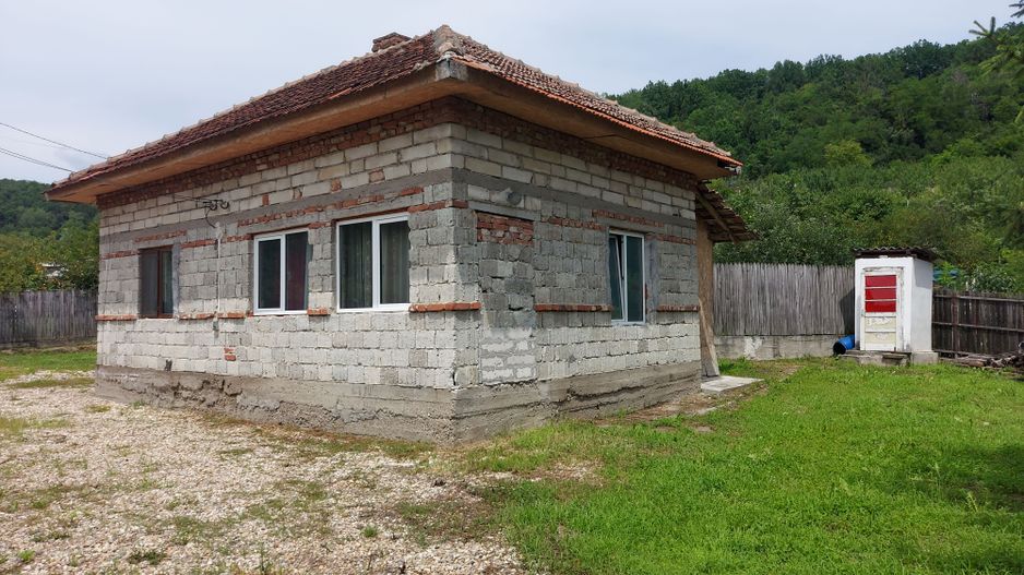 Casa de terminat in Bascov-Valea Ursului, Strada Salcamilor - Poză 1