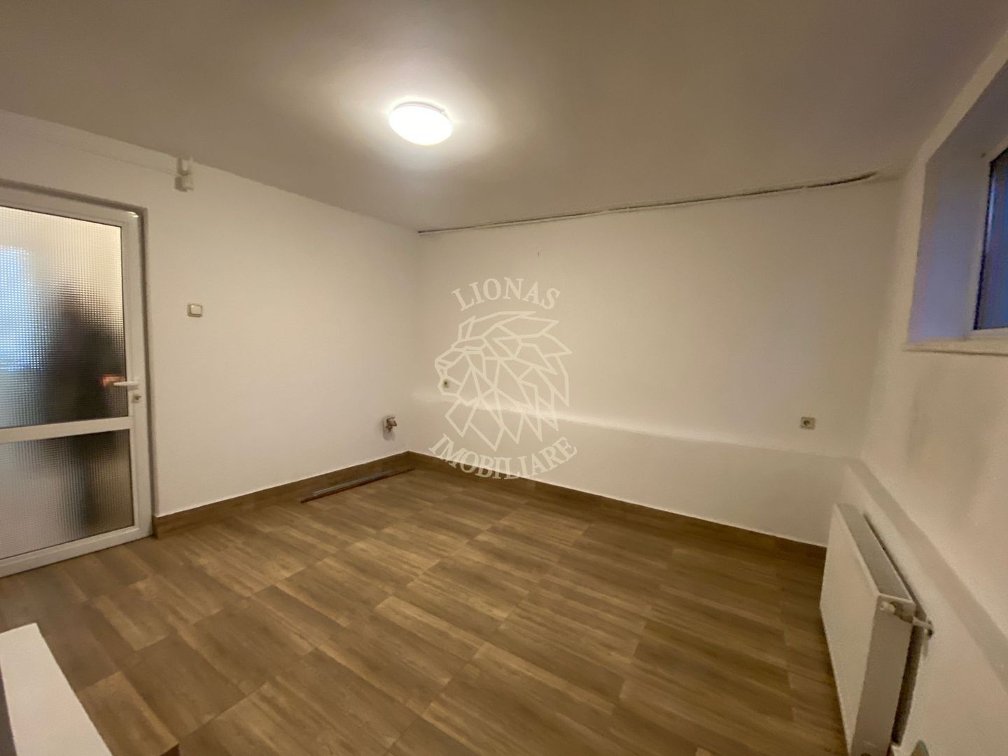 Spatiu comercial 50 mp- ideal birou/salon/cabinet- Zona Centrala - Poză 2
