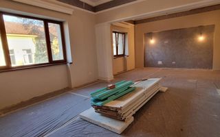 Spatiu Comercial Renovat cu Curte Interioara 7 Euro/mp - Poză 1