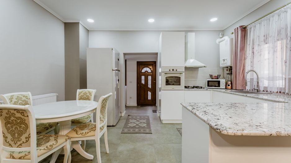 Apartament la curte cu intrare separată - Poză 2