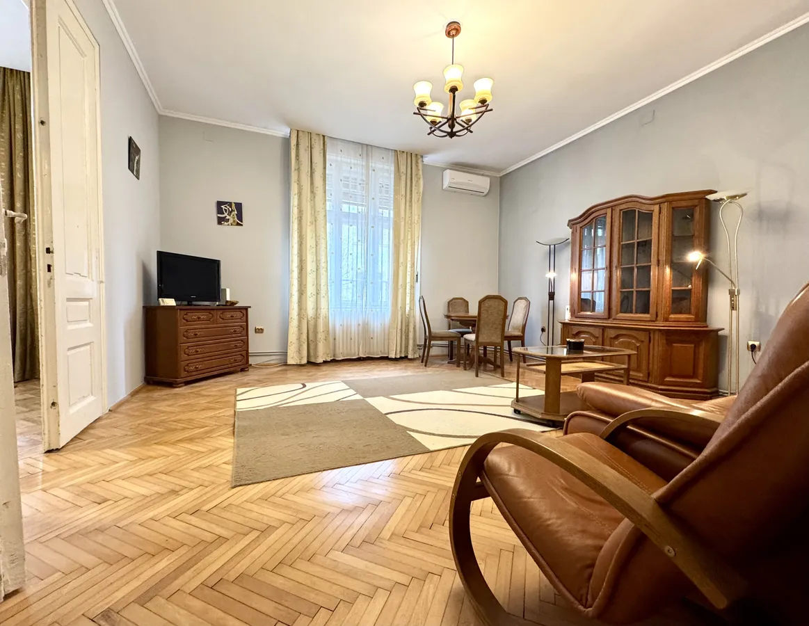 Apartament 2 camere la casă, curte și liniște, lângă centrul orașului — fotografia 3