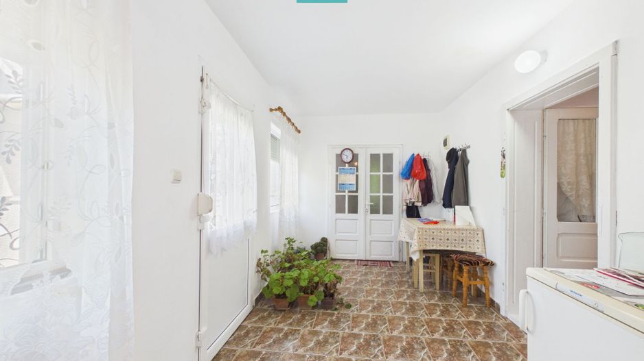 Casă cu teren 2877 mp, orașul Ineu - Poză 2