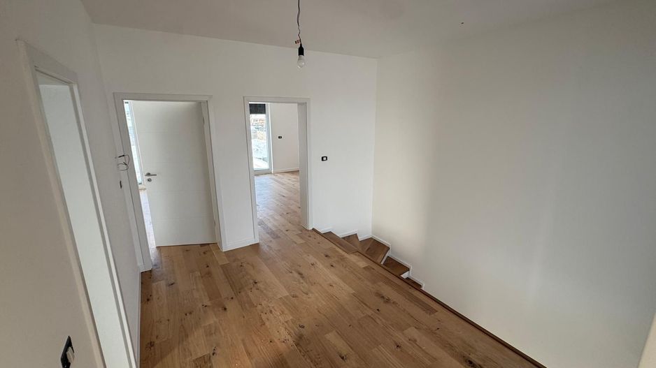 Duplex despărțit prin perete dublu/ Garaj - Poză 9