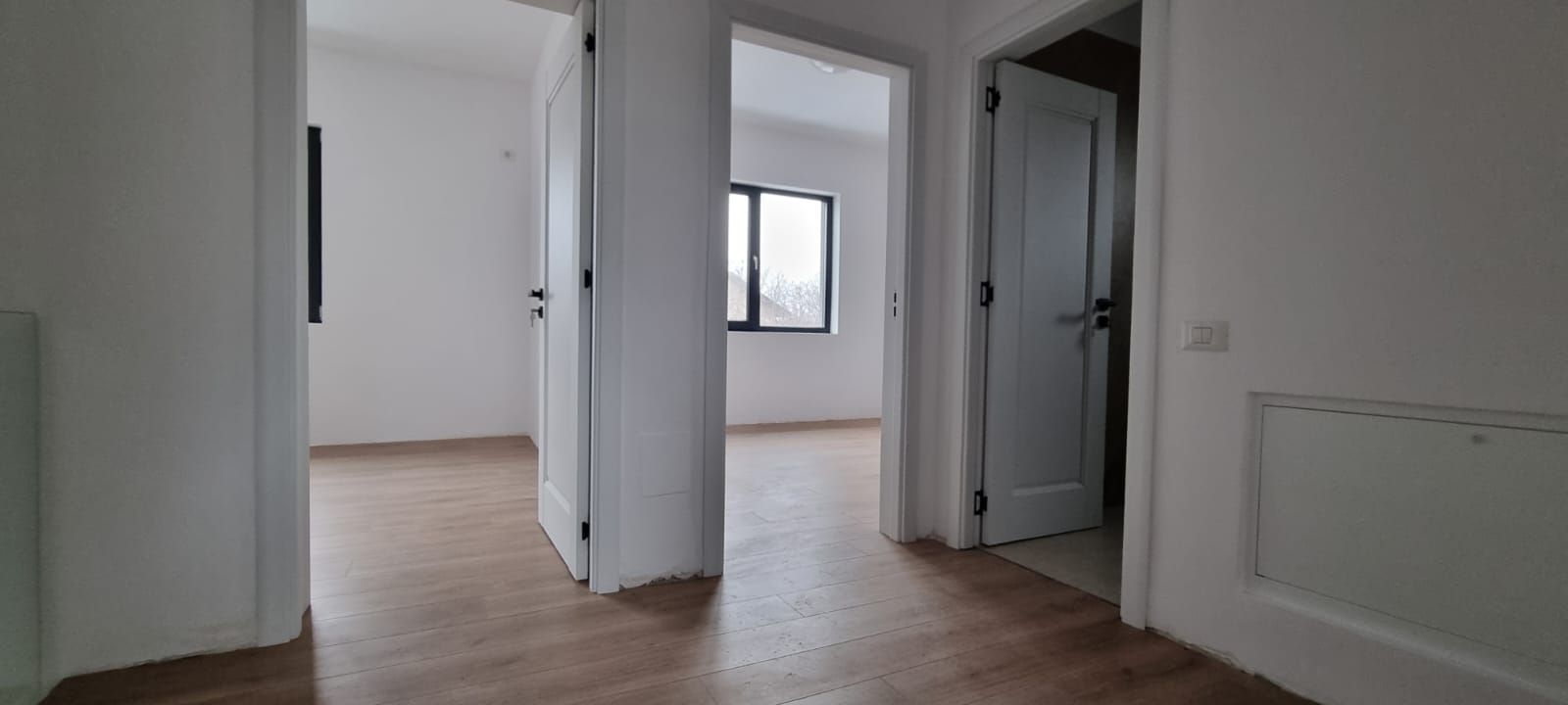 Reședință Modernă cu Finisaje Distinse - Poză 12