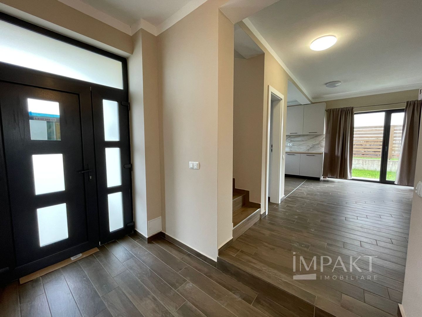 Casă / Vilă cu 4 camere de închiriat - Dezmir - Poză 3