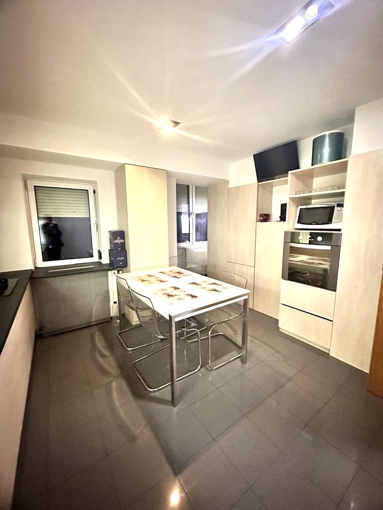 Vanzare Apartament 3 Camere cu Centrala la 2 minute de Mall Vitan - Poză 1