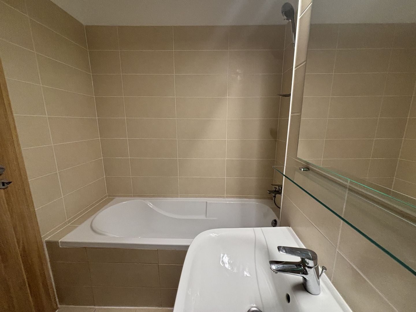 Mobilat si utilat cu loc de parcare subteran la City of Mara - Poză 13