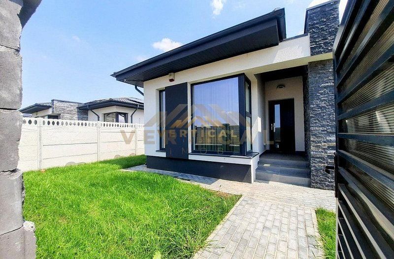 Casa cu panouri fotovoltaice - comuna Berceni - Poză 3