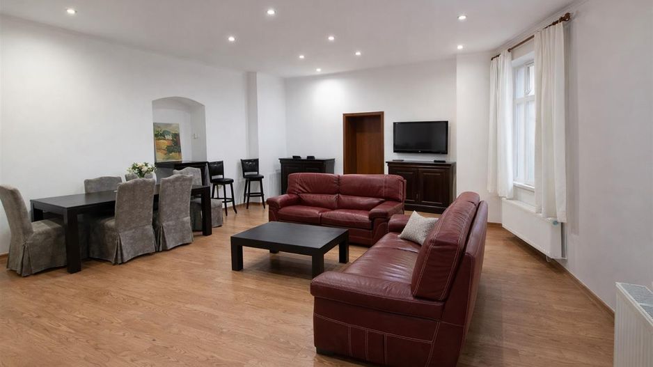 Rezidenta 4 camere,in farmec istoric, vedere Tampa,cu beci si pod,Centrul Istor - Poză 1