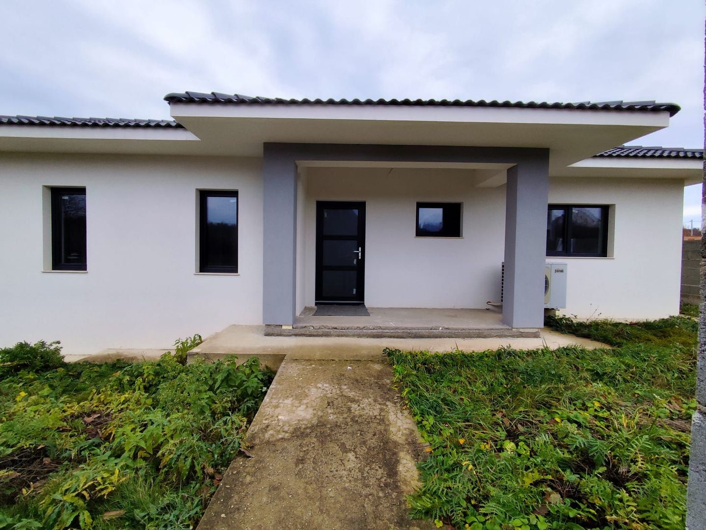 Casa noua de vanzare, nivel parter, living generos si 3 dormitoare - Poză 1