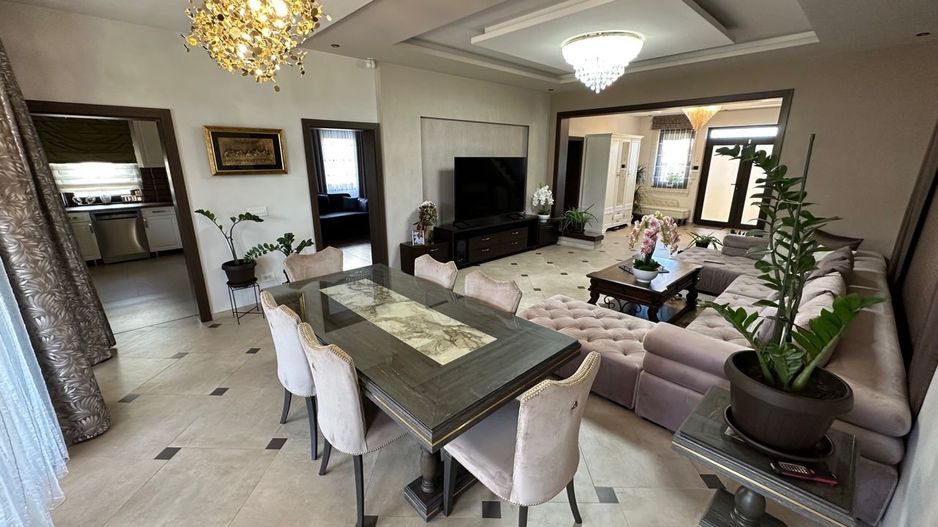 CASA EXCEPTIONALA CU LIVADA PROPRIE - Poză 1