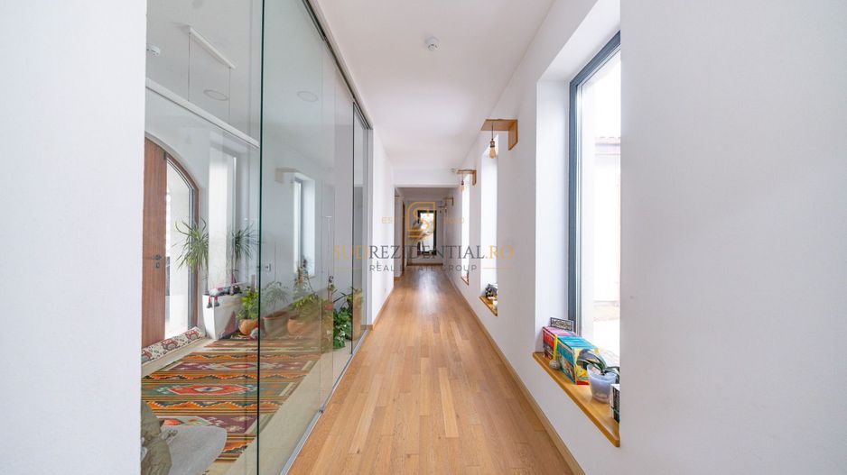 Resedinta spectaculoasa  – Vila exclusivista deschidere directa la lac - Poză 17