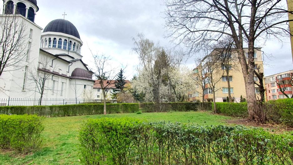 Apartament luminos cu vedere spre biserică, într-un cartier verde și liniștit. - Poză 2