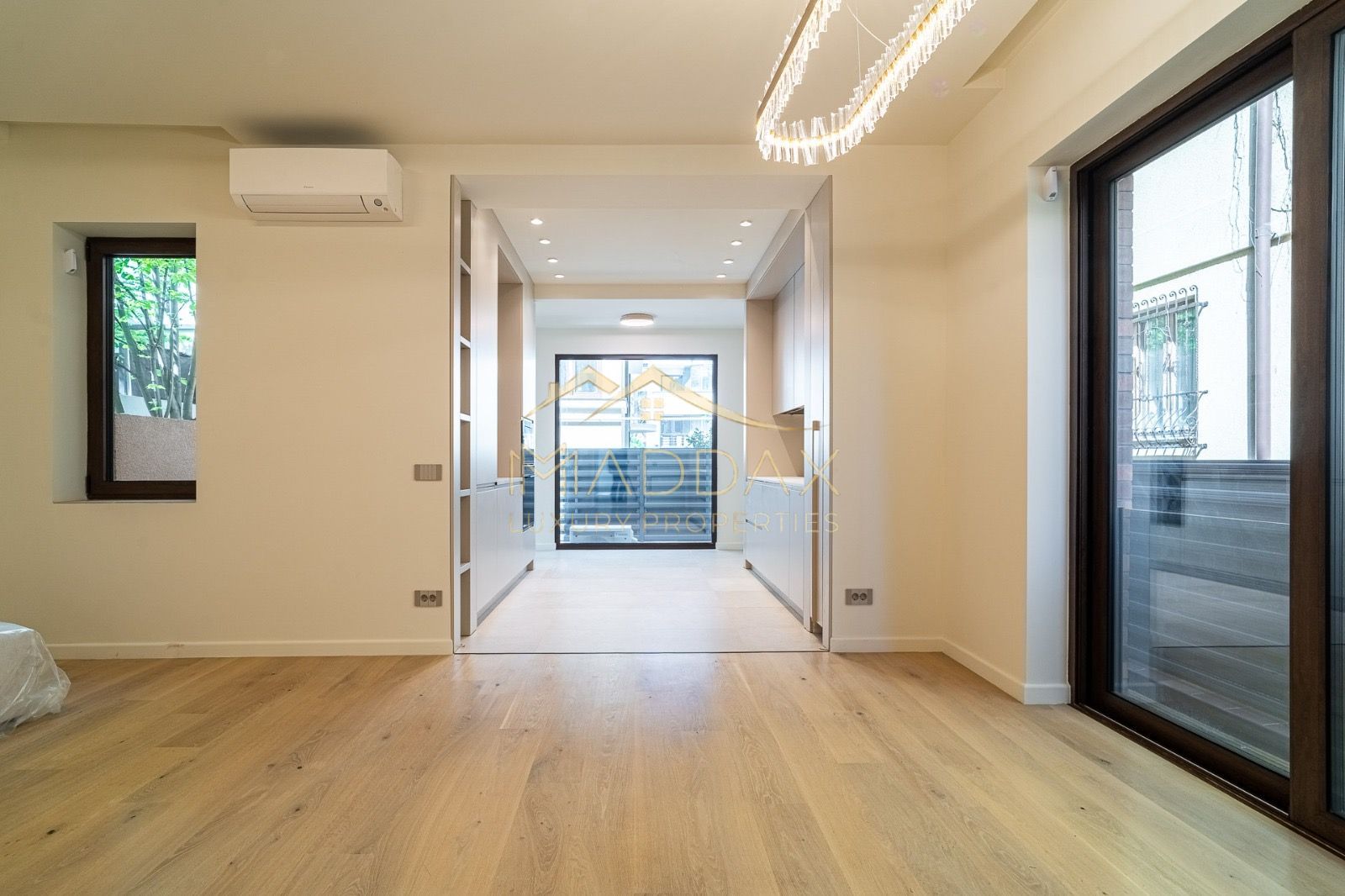 Vila Unica Noua cu 8 camere *300mp* /fotovoltaice si pompa cladura// Dorobanti - Poză 1