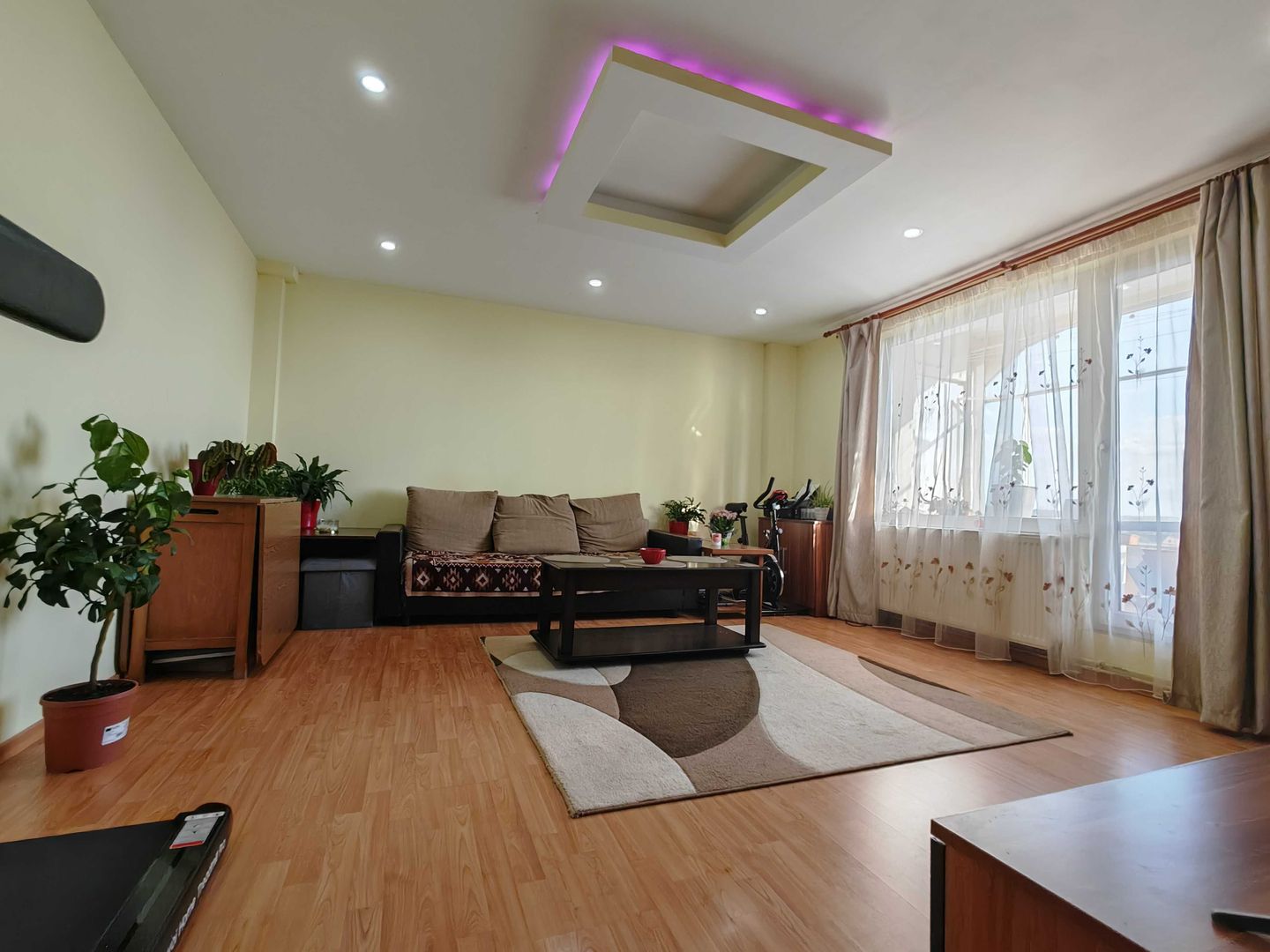 Apartament Spațios cu 3 Camere (76 mp Utili), 2 Băi și Vedere Însorită - Poză 2