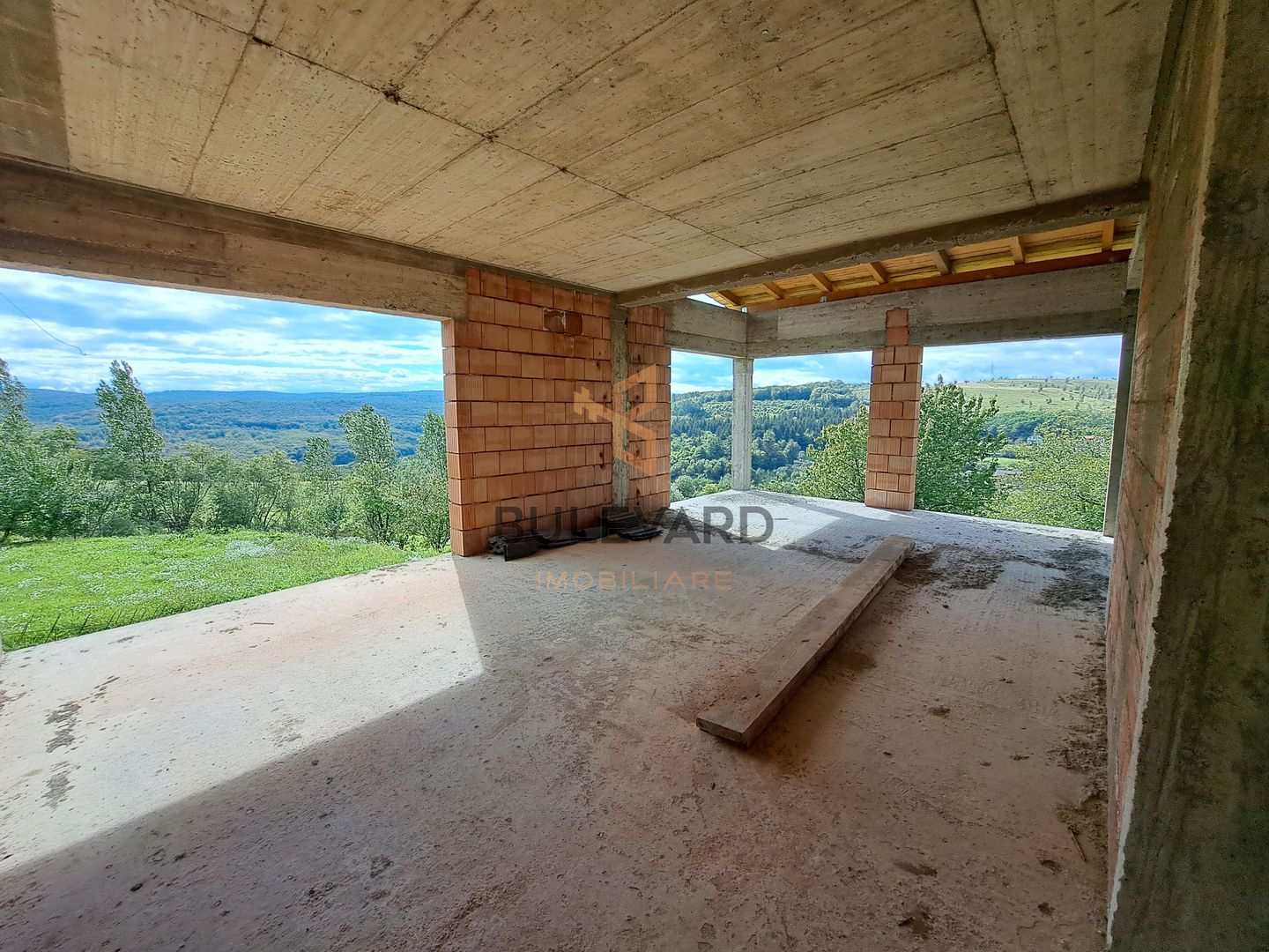 Casa la rosu 172 mp utili, 750 mp teren, view superb! - Poză 1