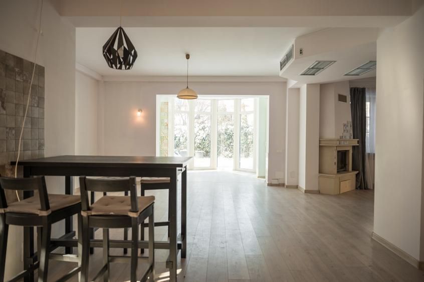 Pipera - Vilă modernă cu 4 dormitoare, curte generoasă și parcare subterană - Poză 2