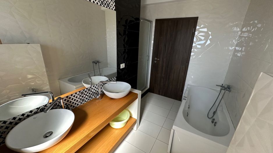 CASA SPATIOASA  CU GARAJ SI TEREN DE 600 MP - Poză 11