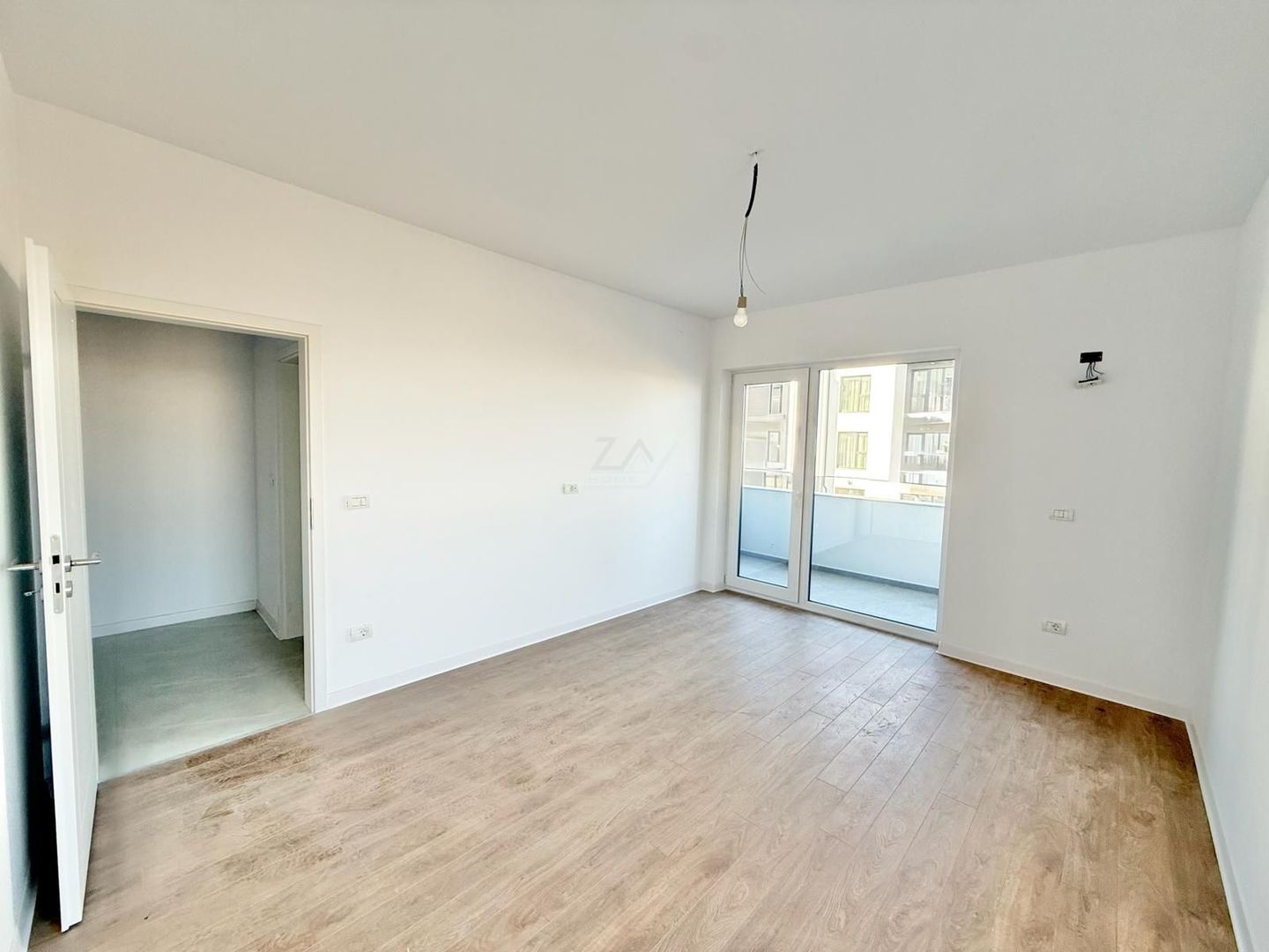 Bloc FINALIZAT la asfalt. Etaj 1. Decomandat. Disponibil imediat. - Poză 1