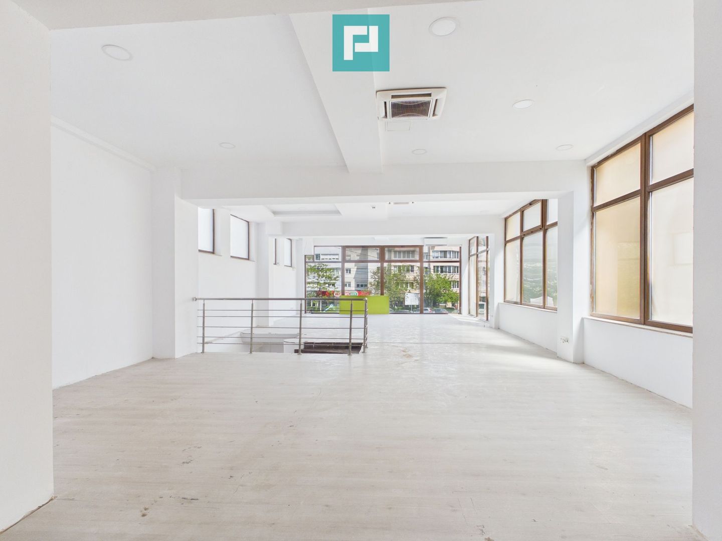 Spațiu comercial renovat, vitrină 8 m, Etaj 1 - Poză 3