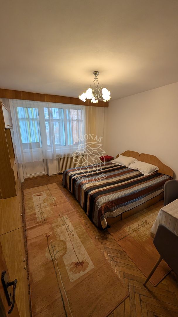 Apartament decomandat 3 camere-balcon-etaj 3-parcare-Central - Poză 1